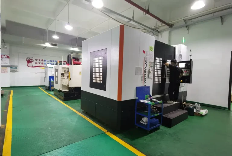 Lavorazione cnc a 3 assi per pezzi metallici di grandi dimensioni