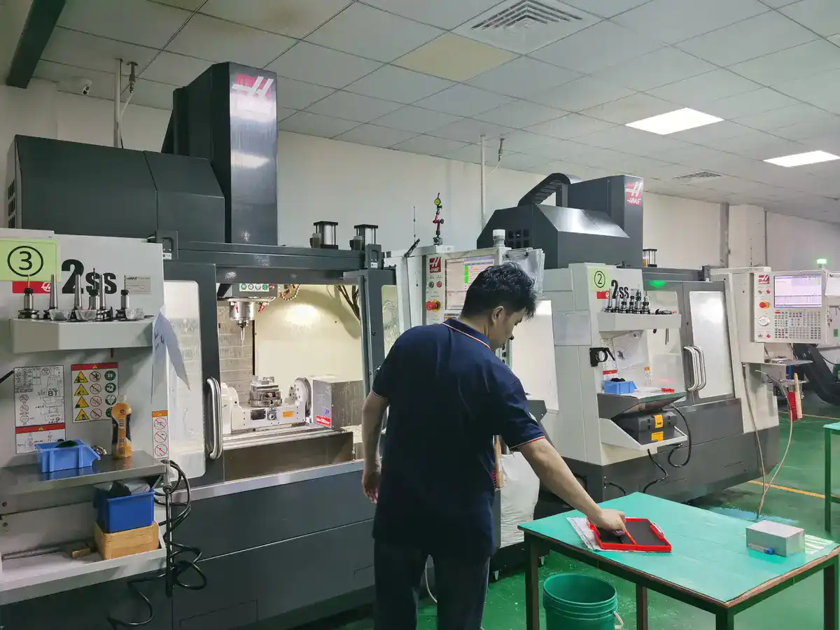 5 axis cnc machining work room