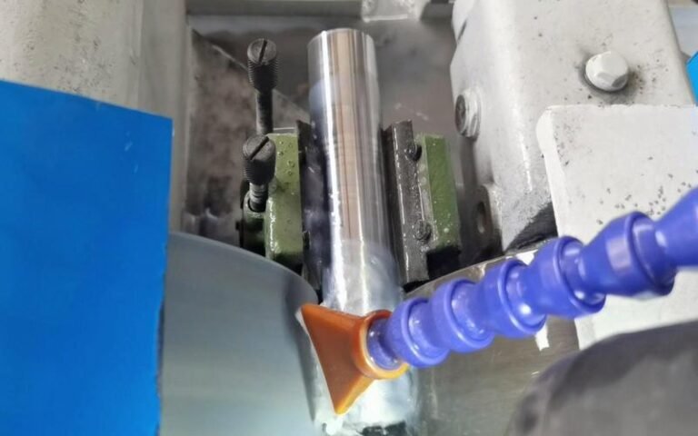 rectification sans centre d'une pièce en aluminium