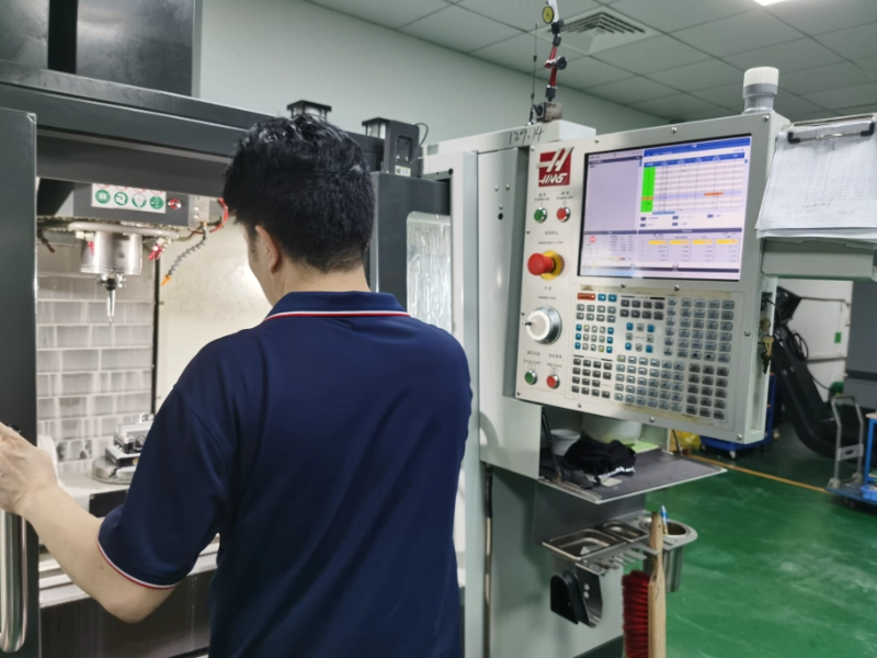 weldo engineer Inspecting cnc machining parts