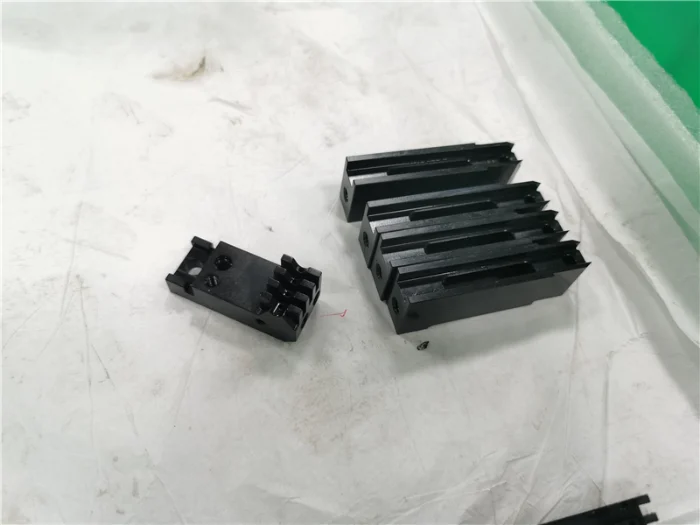 pezzo in acciaio inox lavorato a 3 assi cnc