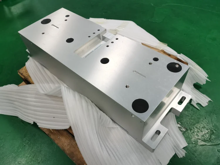 pezzo enorme in alluminio lavorato a macchina (7)