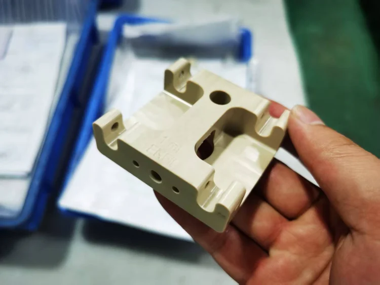 prototipo di lavorazione cnc peek