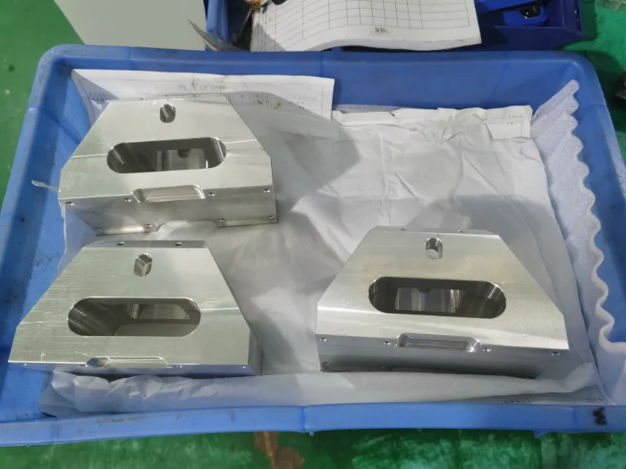 parte in alluminio lavorata a cnc