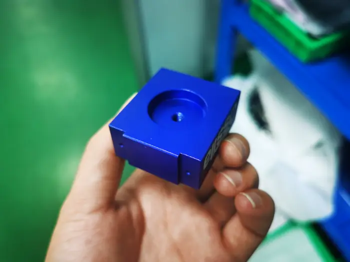 cnc обрабатывая 6061 алюминиевую часть с анодируя синим цветом