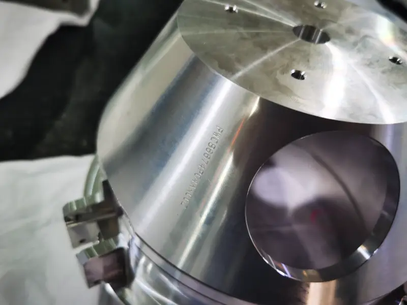 Parte in alluminio 7075 con logo inciso