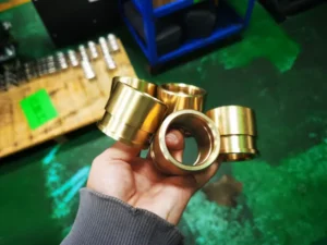 Usinage CNC d'une pièce de tuyau en bronze