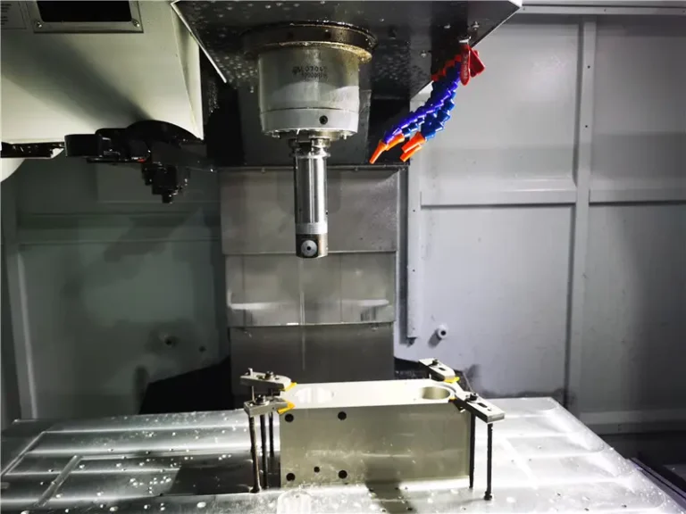 Vue intérieure de l'usinage CNC 3 axes