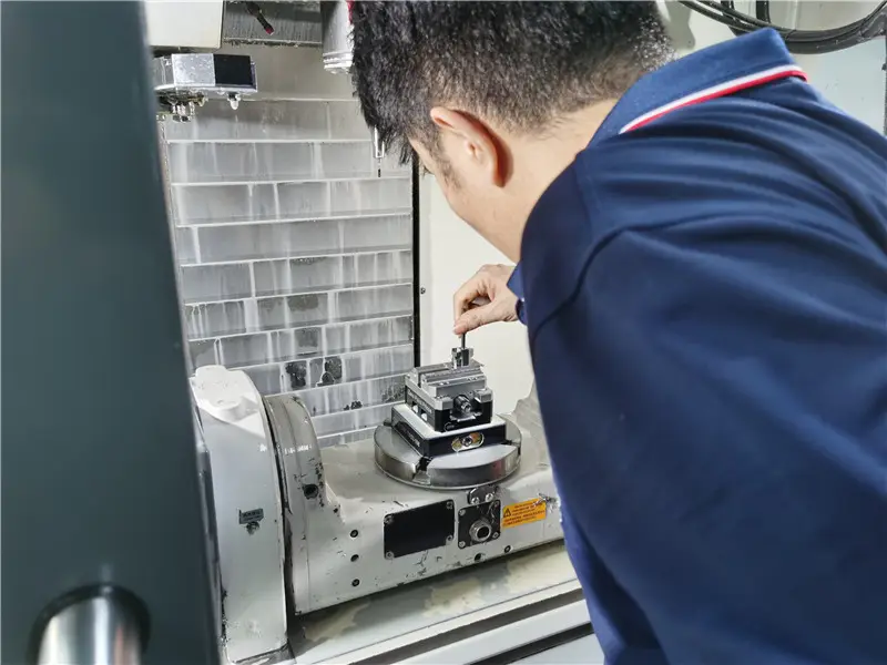 Configuration d'usinage CNC à cinq axes pour une petite pièce de précision