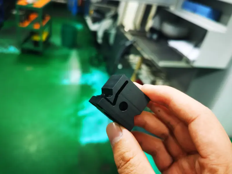 Componente de ABS negro mecanizado con CNC