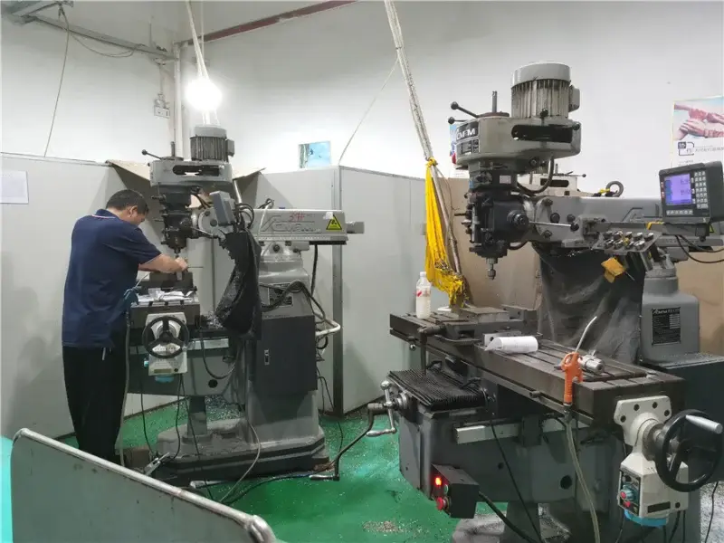 Manual milling center in operation