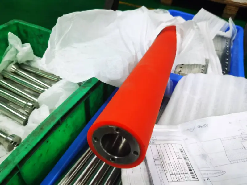 Processus de surmoulage barre en acier