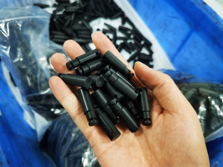 Pezzi in PTFE lavorati con fresatura a piccoli raggi