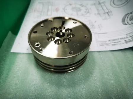 cnc обрабатывая часть углеродистой стали с никелевым покрытием