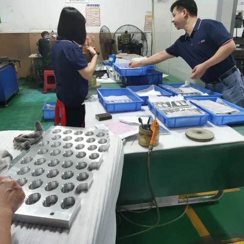 Schweißer prüft das bearbeitete Teil