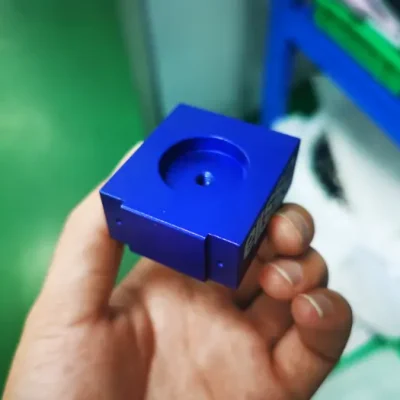 cnc lavorazione 6061 parte in alluminio con anodizzazione colore blu