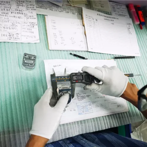 Gemessen mit einem Messschieber