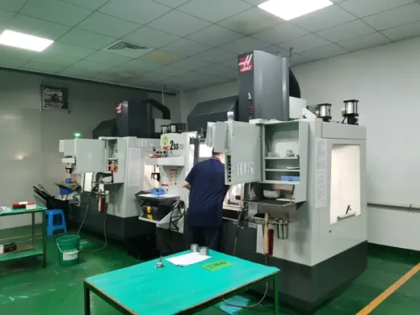 Centro di lavoro cnc a 5 assi