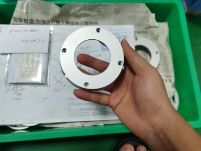 вид сзади на круглую металлическую деталь, фрезерованную на станке с ЧПУ