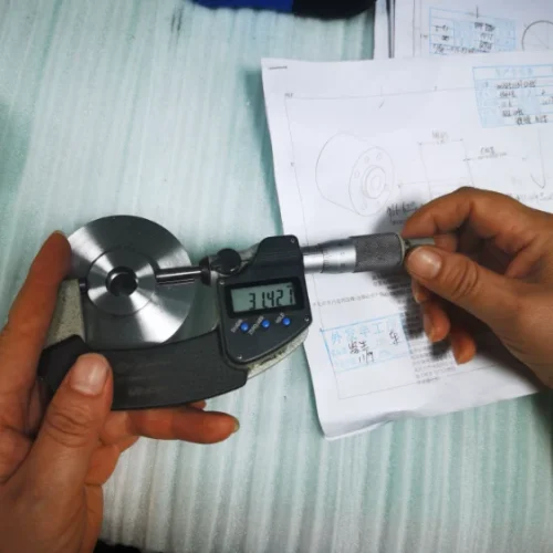 Mikrometer für die Prüfung von CNC-gefrästen Teilen