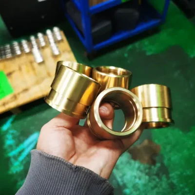 parte di tubo in bronzo lavorata a cnc